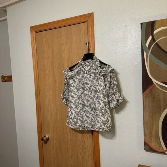 Max Studio NWT Small Multi-Color w/Floral Print & Cold Shoulders Ruffle Blouse - Picture 1 of 5